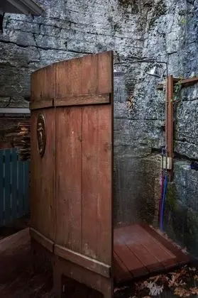 Süit, Özel Banyo (Alfred Lord Tennyson 1880s Cliff Cot.)