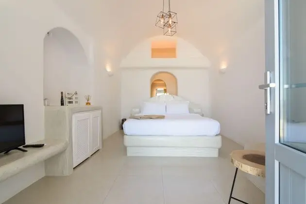 Deluxe Suite with Caldera View and Private Jacuzzi