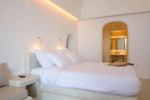 Deluxe Suite with Caldera View and Private Jacuzzi