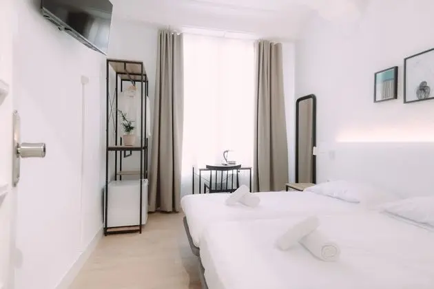 Tek Büyük veya İki Ayrı Yataklı Oda (Shared Bathroom)