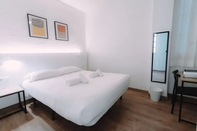 Tek Büyük veya İki Ayrı Yataklı Oda (Shared Bathroom)