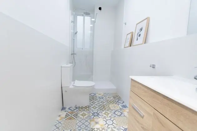 Tek Büyük veya İki Ayrı Yataklı Oda (Shared Bathroom)