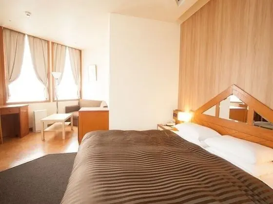 Tek Büyük Yataklı Oda, Sigara İçilmez, Köşe