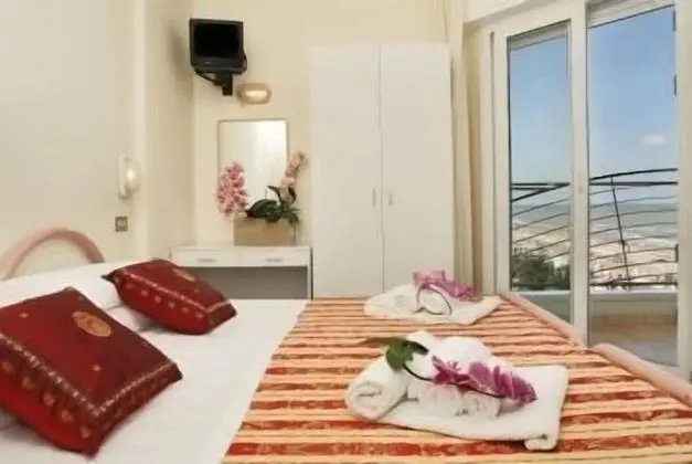 Tek Büyük veya İki Ayrı Yataklı Oda, Balkon, Deniz Manzaralı