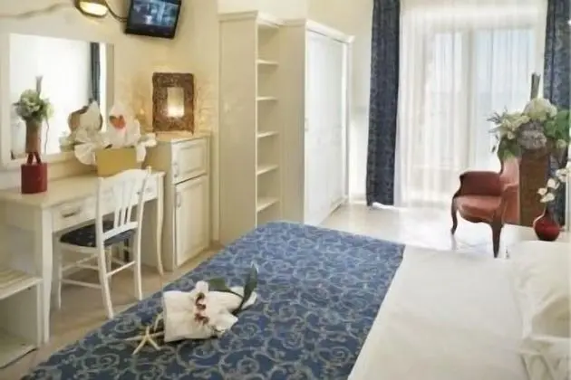 Tek Büyük veya İki Ayrı Yataklı Oda, Balkon, Deniz Manzaralı