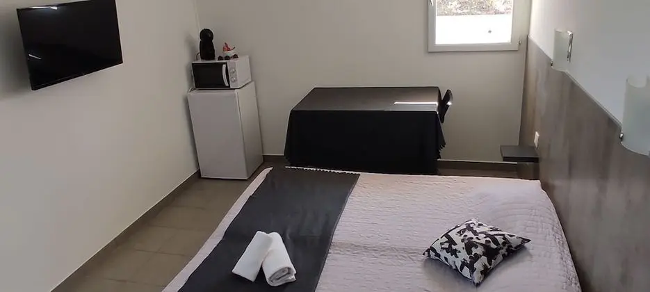 Tek Büyük Yataklı Oda, Havuz Manzaralı (Taille M)
