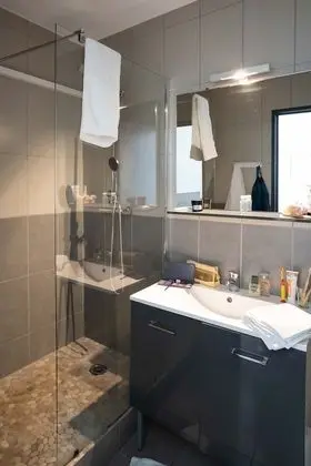 Tek Büyük Yataklı Oda, Havuz Manzaralı (Taille M)