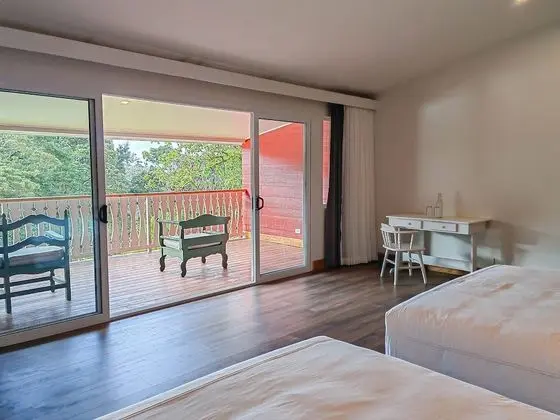 Manakin Family Suite