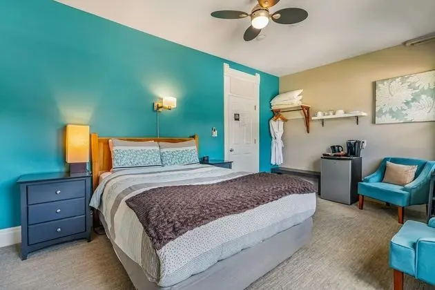 Standard Room, 1 Queen Bed, Mountain View (Private detached bathroom)