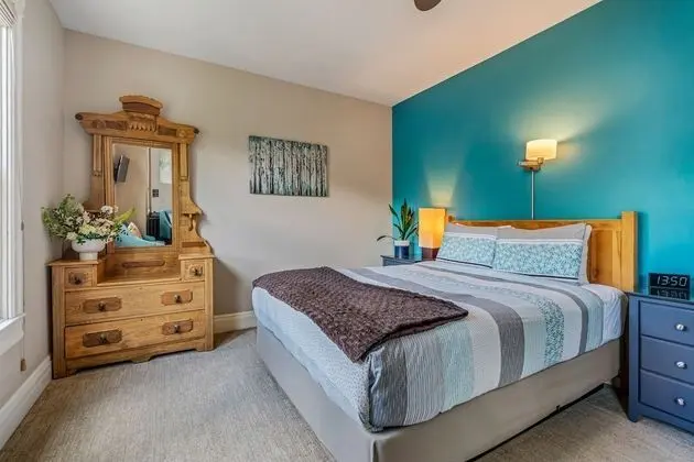 Standard Room, 1 Queen Bed, Mountain View (Private detached bathroom)