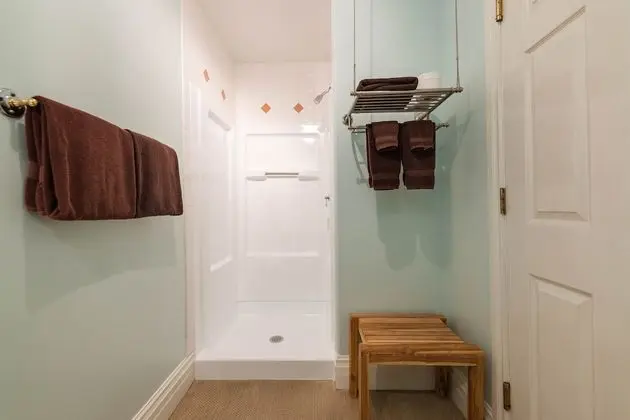 Standard Room, 1 Queen Bed, Mountain View (Private detached bathroom)