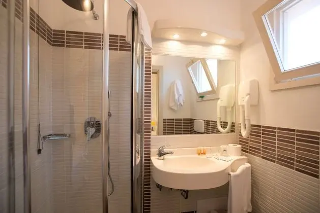 Büyük Yataklı Tek Kişilik Oda