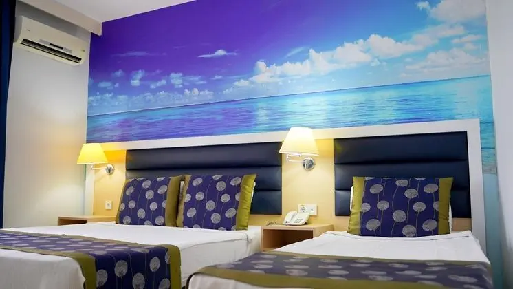 https://images.etstur.com/files/images/hotelImages/TR/51077/l/Club-Aqua-Plaza-Oda-365426.jpg