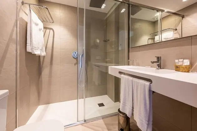 Premium Büyük Yataklı Tek Kişilik Oda, Kısmi Deniz Manzaralı (1 Adult)