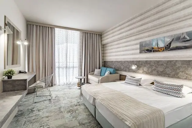 Deluxe Double or Twin room, partial sea view (2 adults + 1 child)