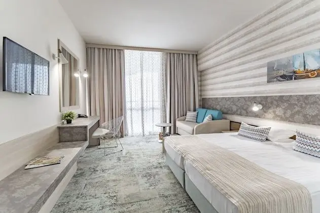 Deluxe Tek Büyük Yataklı Oda, Kısmi Deniz Manzaralı (Beach Offer)