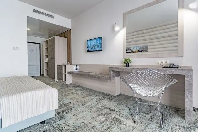 Deluxe Tek Büyük Yataklı Oda, Kısmi Deniz Manzaralı (Beach Offer)