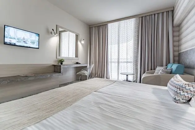 Deluxe Tek Büyük Yataklı Oda, Kısmi Deniz Manzaralı (Beach Offer)