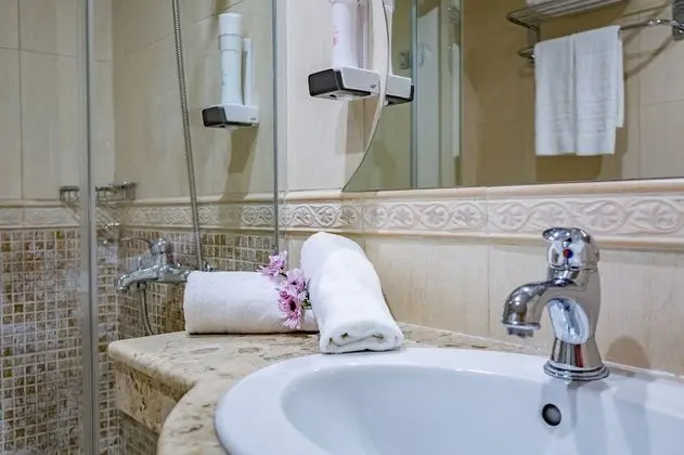 Deluxe Tek Büyük Yataklı Oda, Kısmi Deniz Manzaralı (Beach Offer)