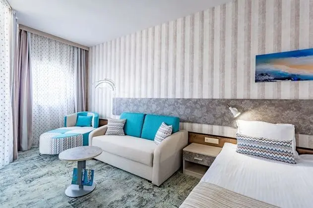 Junior Suite, Partial Sea View (3 adults + 1 child)
