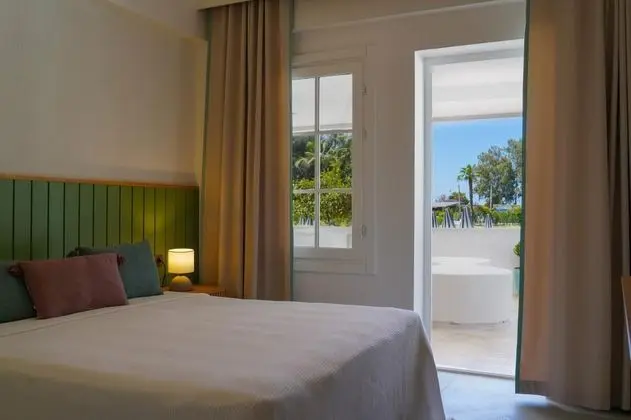 Bahçe Katı Standart Oda, Havuz ve Bahçe Manzaralı, Balkon veya Teraslı