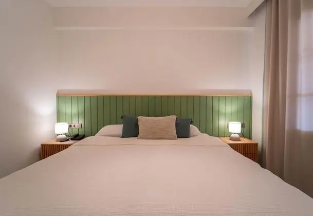 Bahçe Katı Standart Oda, Havuz ve Bahçe Manzaralı, Balkon veya Teraslı