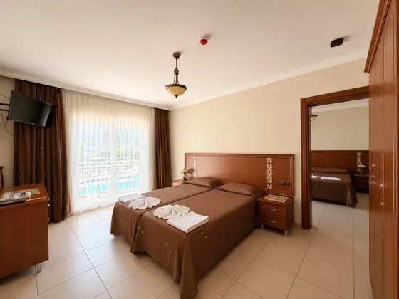 Aile Odası, Havuz Manzaralı