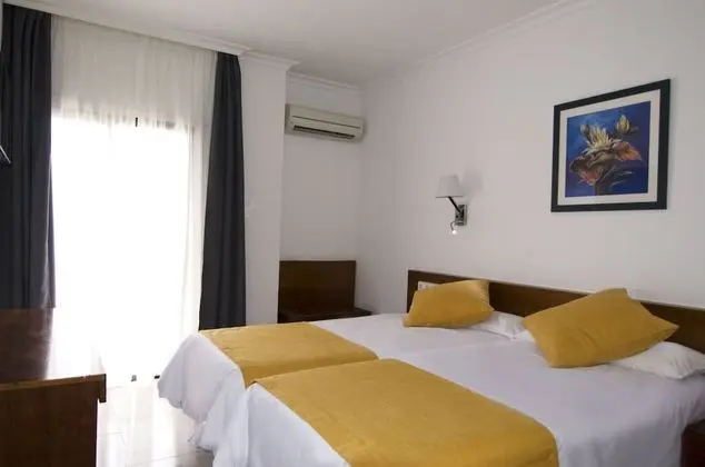 Tek Büyük Yataklı Oda, 2 Tek Kişilik Yatak