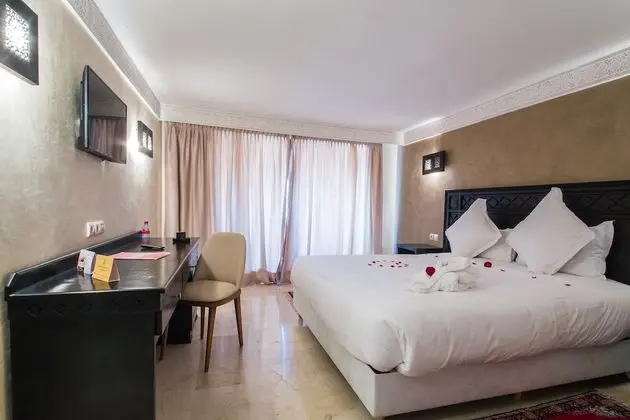 Tek Büyük Yataklı Oda, Havuz Manzaralı