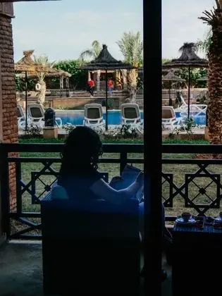 Tek Büyük Yataklı Oda, Havuz Manzaralı