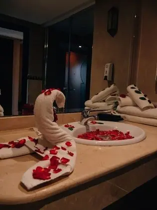 Tek Büyük Yataklı Oda, Havuz Manzaralı