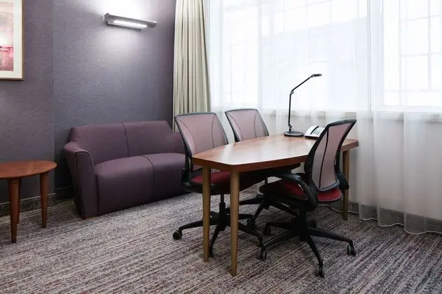 Süit, 1 Büyük (Queen) Boy Yatak, Küçük Mutfak (One Room)