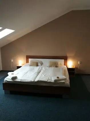 Tek Büyük veya İki Ayrı Yataklı Oda (Attic)