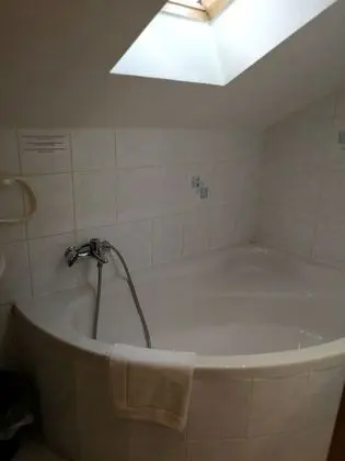 Tek Büyük veya İki Ayrı Yataklı Oda (Attic)