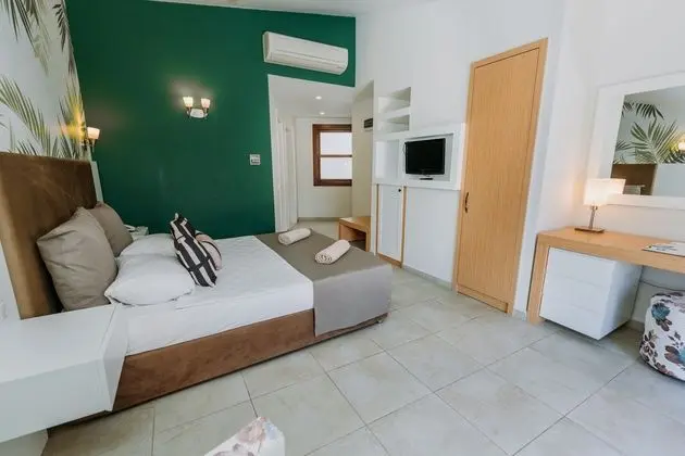 Çatı Katı Havuz Manzaralı Aile Odası