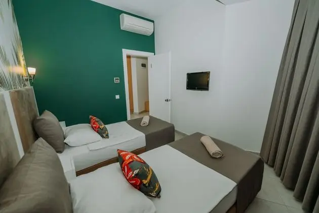 Çatı Katı Havuz Manzaralı Aile Odası