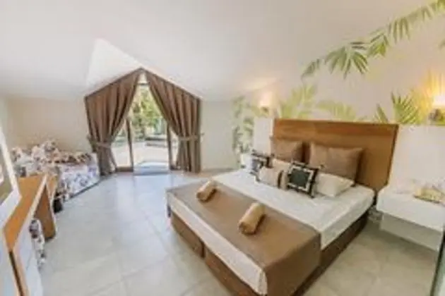 Club Deluxe Çatı Oda Havuz Manzaralı