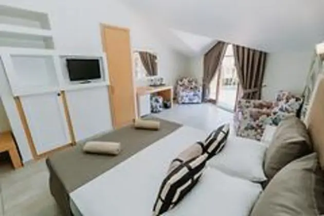 Club Deluxe Çatı Oda Havuz Manzaralı
