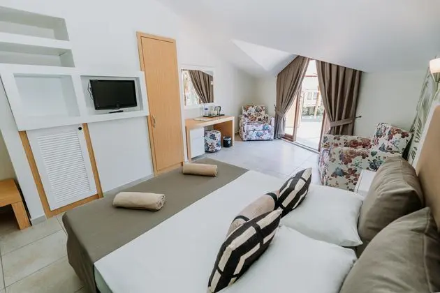 https://images.etstur.com/imgproxy/resize/2560x1440/files/images/hotelImages/etsrooms/585/Club_Tuana_Fethiye_20260121102023_1.jpg