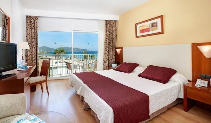 Tek Büyük Yataklı Oda, Balkon, Kısmi Deniz Manzaralı