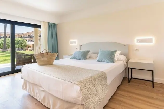 Premium Tek Büyük Yataklı Oda, Teras, Havuz Manzaralı