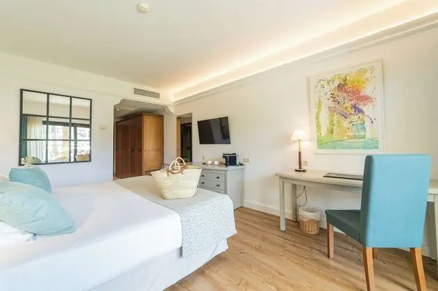 Premium Tek Büyük Yataklı Oda, Teras, Havuz Manzaralı