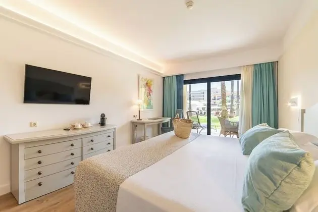 Premium Tek Büyük Yataklı Oda, Teras, Havuz Manzaralı