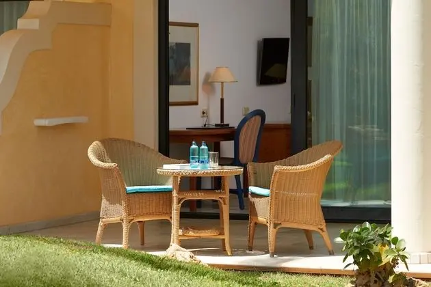 Premium Tek Büyük Yataklı Oda, Teras, Havuz Manzaralı