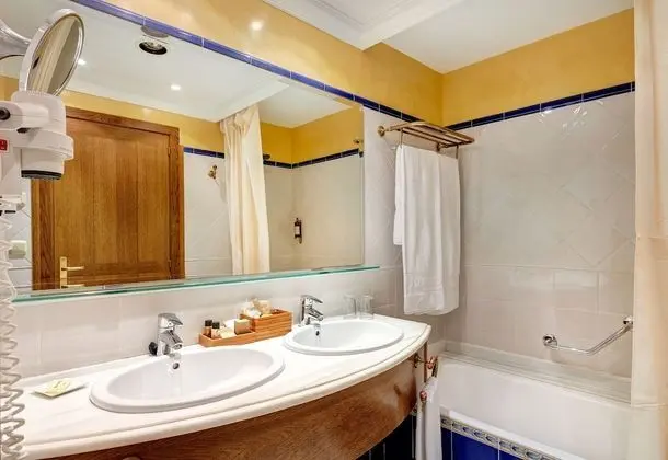 Premium Tek Büyük Yataklı Oda, Teras, Havuz Manzaralı