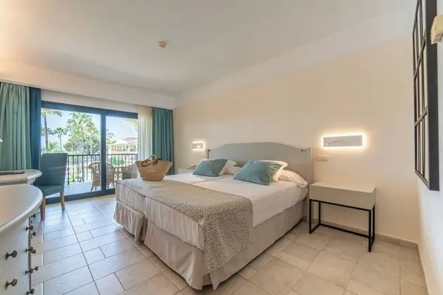 Tek Büyük Yataklı Oda, Balkon, Havuz Manzaralı