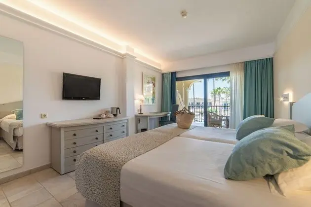 Tek Büyük Yataklı Oda, Balkon, Havuz Manzaralı