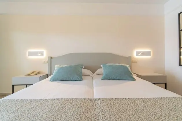 Tek Büyük Yataklı Oda, Balkon, Havuz Manzaralı