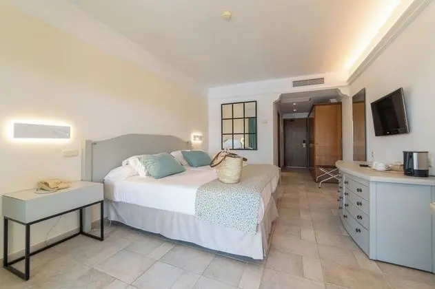 Tek Büyük Yataklı Oda, Balkon, Havuz Manzaralı