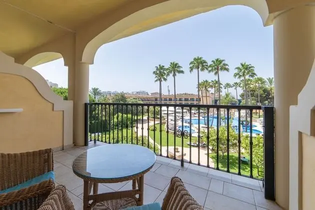 Tek Büyük Yataklı Oda, Balkon, Havuz Manzaralı